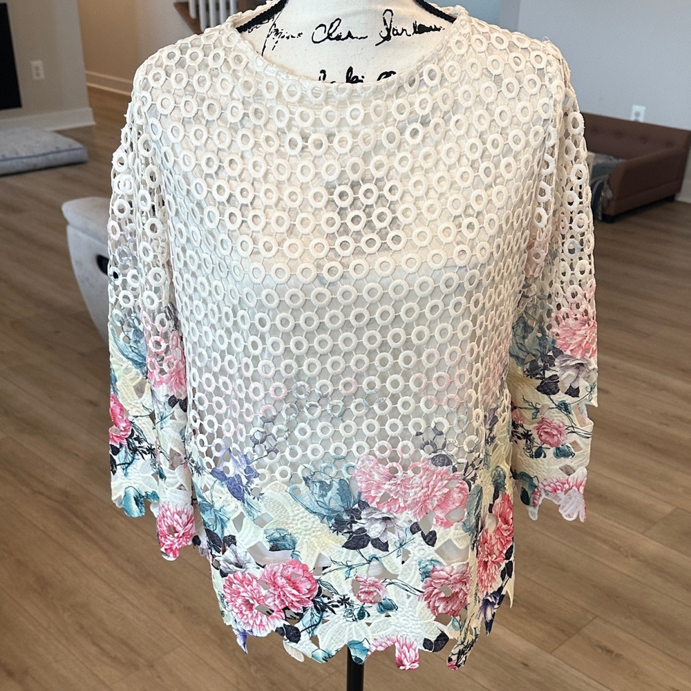 EUC-DOMEE, INC. WHITE FLORAL BLOUSE.SIZE MEDIUM BUILT IN TANK.